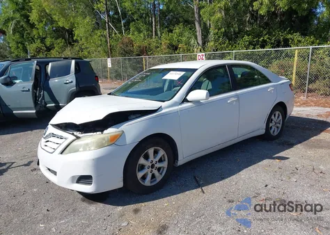 2010 Toyota Camry Le z USA, uszkodzony, nr VIN 4T1BF3EK1AU575989